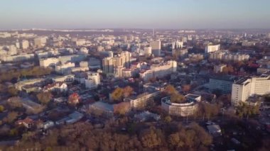 Kişinev şehir panoraması. Modern şehir binaların havadan görünümü. 4 k dron video.