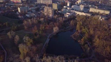Hava 4k pitoresk drone uçuş sakin küçük şehir cityscape ayna yüzey göl günbatımı Park ile üzerinden. Kişinev, Moldova.
