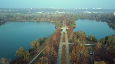 Echo Park Lake, Kişinev, Moldova Cumhuriyeti Hava görüntüleri. Göl ve smille Köprüsü'nün görünümü.