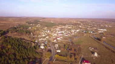 Kamera uçuş üzerinde küçük bir köy. Moldova Cumhuriyeti Avrupa '.