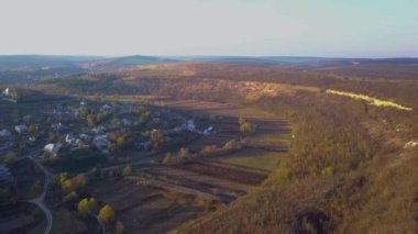 Kamera uçuş üzerinde küçük bir köy. Moldova Cumhuriyeti Avrupa '.