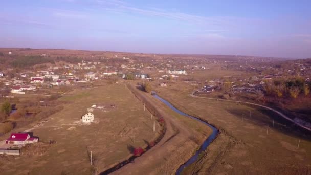Küçük Köy Küçük Nehir Üzerinde Kamera Uçuş Moldova Cumhuriyeti Avrupa — Stok video