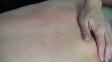 Profesyonel masör yapar Masaj yaşlı adam için