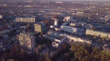 Kişinev şehir panoraması. Modern şehir binaların havadan görünümü. 4 k dron video.