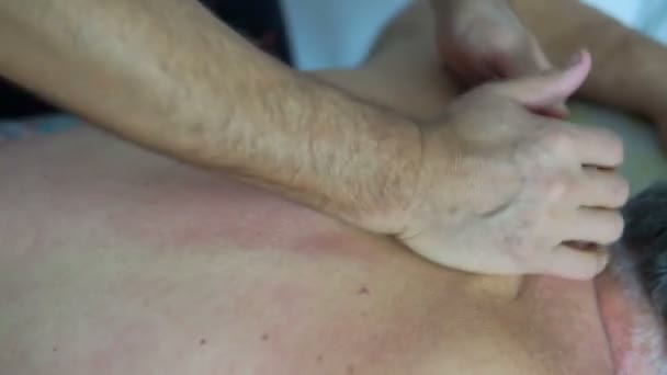 Massagista Profissional Faz Massagem Para Homem Velho — Vídeo de Stock