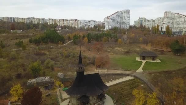 Vuelo Sobre Antigua Iglesia Madera Periferia Ciudad Kishinev República Moldavia — Vídeos de Stock
