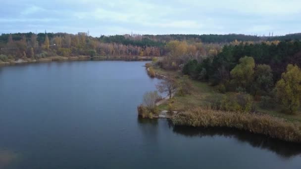 Vuelo Sobre Lago Bosque Otoño — Vídeos de Stock