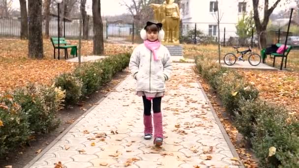 Una Niña Camina Parque Otoño — Vídeos de Stock