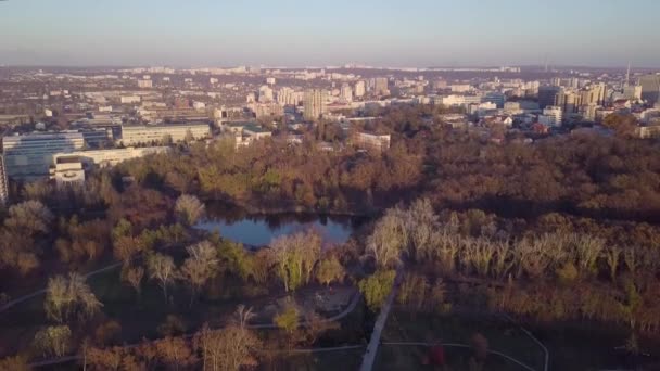 如诗如画的空中4K 无人机飞行在平静的小城市城市风景与镜子表面湖在公园在日落 摩尔多瓦基希涅夫 — 图库视频影像