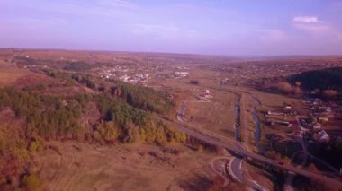 4 k hava görünümünü uçuş Otoban üzerinden. Road Araçlar günlük trafik arabalar yukarıdaki her iki yönde görünümünde hareket ediyor