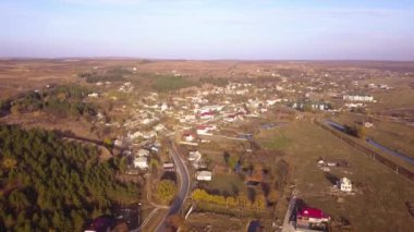 Kamera uçuş üzerinde küçük bir köy. Moldova Cumhuriyeti Avrupa '.