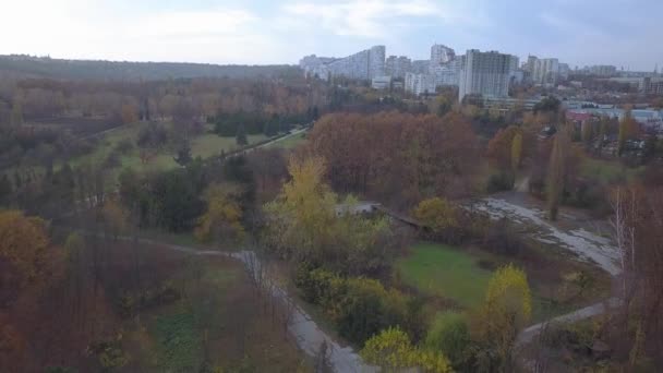 Vuelo Sobre Parque Otoño Ciudad Kishinev Moldavia — Vídeos de Stock