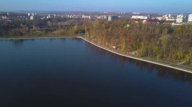 güzel park göl, içinde parkta Kişinev havadan görünümü ile hava görünümünü. Uçuş geri üzerinde güzel parkta Göller ile.