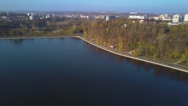 vue aérienne du beau parc avec lac, vue aérienne du parc à Kishinev. Vol de retour sur le magnifique parc avec des lacs .