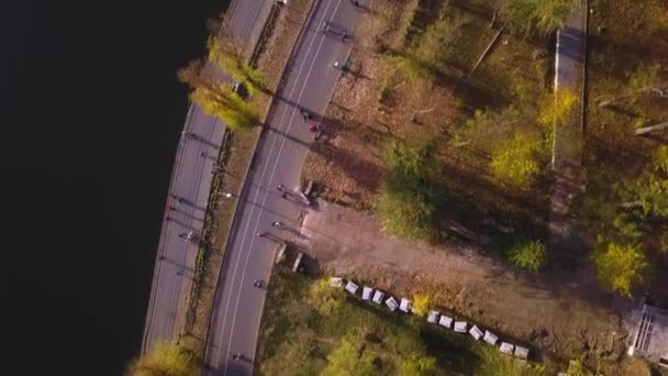 都市公園の秋の湖堤防以上のフライト キシナウ モルドバ トップ ビュー — ストック動画