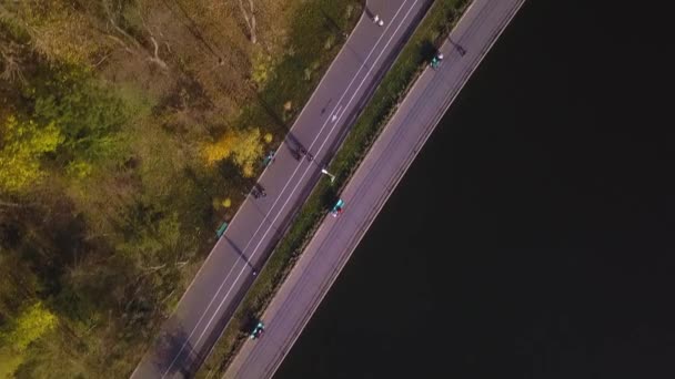 都市公園の秋の湖堤防以上のフライト キシナウ モルドバ トップ ビュー — ストック動画