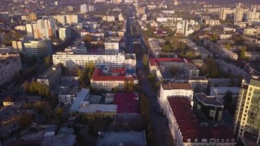 Kişinev şehir panoraması. Modern şehir binaların havadan görünümü. 4 k dron video.
