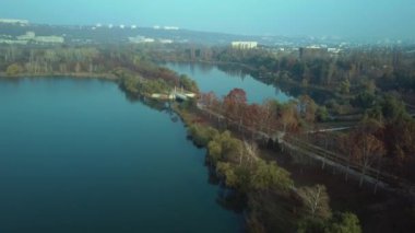 Echo Park Lake, Kişinev, Moldova Cumhuriyeti Hava görüntüleri. Göl ve smille Köprüsü'nün görünümü.