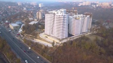 Yeni binalar ve Sokağı'nda günbatımı hava görünümünü. Kişinev şehir, Moldova