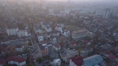 Yeni binalar ve Sokağı'nda günbatımı hava görünümünü. Kişinev şehir, Moldova