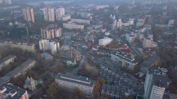 มมองทางอากาศของอาคารใหม และถนนตอนพระอาท ตกด Kishinev มอลโดวา — วีดีโอสต็อก