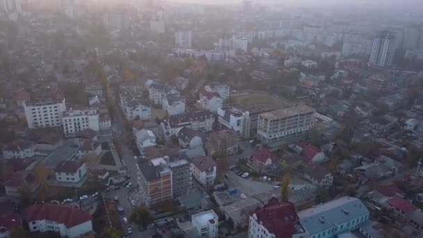 新しい建物や夕暮れ時の街の空撮 モルドバ キシニョフ市 — ストック動画