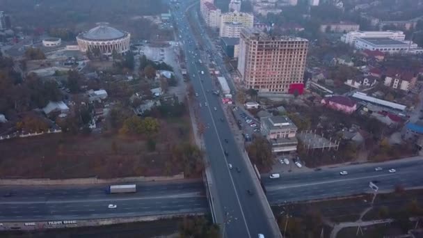 Przelot Helikopterem Nad Autostradą Kisinev City Ogrodowe Obwodnicy Ruchu Widok — Wideo stockowe