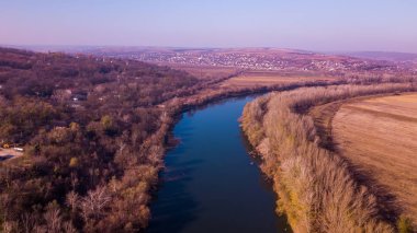 Sonbahar güneşli bir hava görünümünü Nehri. Dinyester Nehri, Moldova Cumhuriyeti.