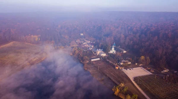 Widok Lotu Ptaka Jeziora Klasztor Thiganeshty Mgle Jesienny Krajobraz Mołdawia — Zdjęcie stockowe