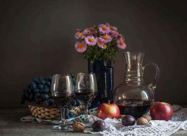 Natureza Morta Com Dois Copos Vinho Com Uvas Frescas Frutas — Fotografia de Stock