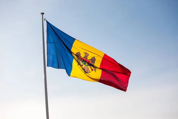 Σημαία Της Μολδαβίας Σχετικά Κοντάρι Σημαίας Κατά Γαλάζιο Του Ουρανού — Φωτογραφία Αρχείου