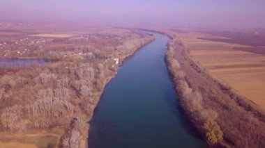 Yavaş drone uçuş mavi nehir ve tarım arazileri üzerinde. Dinyester Nehri, Moldova Cumhuriyeti. 4 k kuş görünümü göz