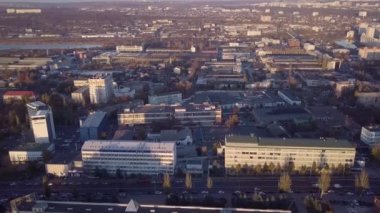 Kişinev şehir panoraması. Modern şehir binaların havadan görünümü. 4 k dron video.