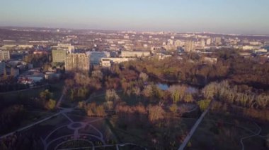 Hava 4k pitoresk drone uçuş sakin küçük şehir cityscape ayna yüzey göl günbatımı Park ile üzerinden. Kişinev, Moldova.