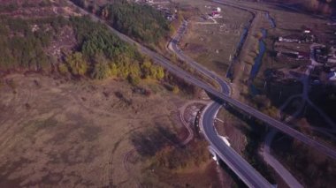 Doğa. Uçuş forest yakınındaki karayolu, yol kavşak yükseklikten demiryolu, karayolu üzerinde otomobil trafik yakınındaki.