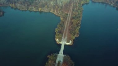 Echo Park Lake, Kişinev, Moldova Cumhuriyeti Hava görüntüleri. Göl ve smille Köprüsü'nün görünümü.