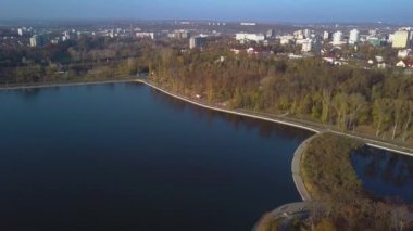 güzel park göl, içinde parkta Kişinev havadan görünümü ile hava görünümünü. Uçuş geri üzerinde güzel parkta Göller ile.