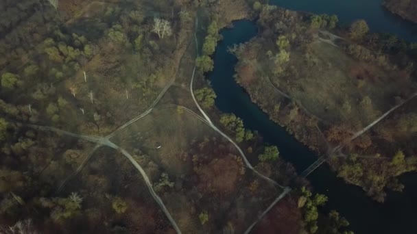 Images aériennes sur Echo Park Lake, Kishinev, République de Moldavie. Vue du lac et du pont Smille .