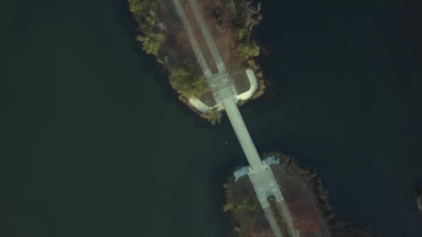 在摩尔多瓦共和国基希涅夫的回声公园湖上空的空中画面 湖和笑脸桥梁的看法 — 图库视频影像