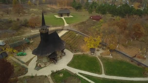 Vuelo Sobre Antigua Iglesia Madera Periferia Ciudad Kishinev República Moldavia — Vídeos de Stock