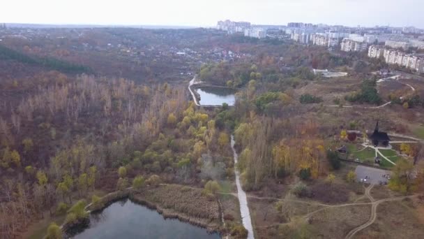 survol du lac et de la forêt à l'automne 