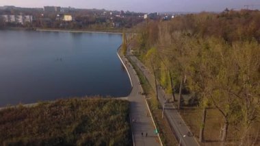 güzel park göl, içinde parkta Kişinev havadan görünümü ile hava görünümünü. Uçuş geri üzerinde güzel parkta Göller ile.