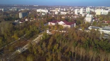 güzel park göl, içinde parkta Kişinev havadan görünümü ile hava görünümünü. Uçuş geri üzerinde güzel parkta Göller ile.