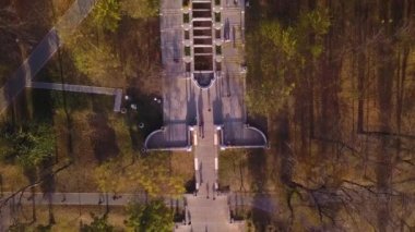 Şehir Parkı kaldırımlar üzerinde yürüyen insanlar ile hava üstten görünüm. Kişinev, Moldova. Sonbahar Şehir Parkı.