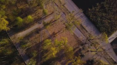 Şehir Parkı sonbahar Gölü dolgu üzerinde uçuş. Kişinev, Moldova. Üstten görünüm.