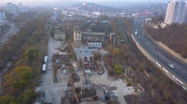 Endüstriyel bölge Kişinev, Moldova hava Drone uçuş görüntüleri. Kentsel binalar, fabrika, elektrik santrali. Üstten görünüm.