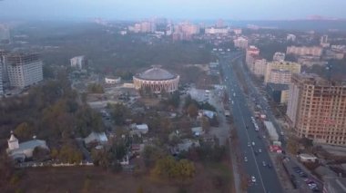 Helikopter uçuş Kisinev şehir karayolu üzerinde. Bahçe Çevre yolu trafik. Havadan görünümü.
