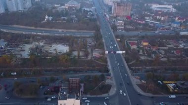Helikopter uçuş Kisinev şehir karayolu üzerinde. Bahçe Çevre yolu trafik. Havadan görünümü.