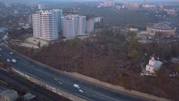Voo Helicóptero Sobre Estrada Cidade Kisinev Jardim Anel Trânsito Rodoviário — Vídeo de Stock