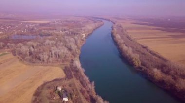 Yavaş drone uçuş mavi nehir ve tarım arazileri üzerinde. Dinyester Nehri, Moldova Cumhuriyeti. 4 k kuş görünümü göz
